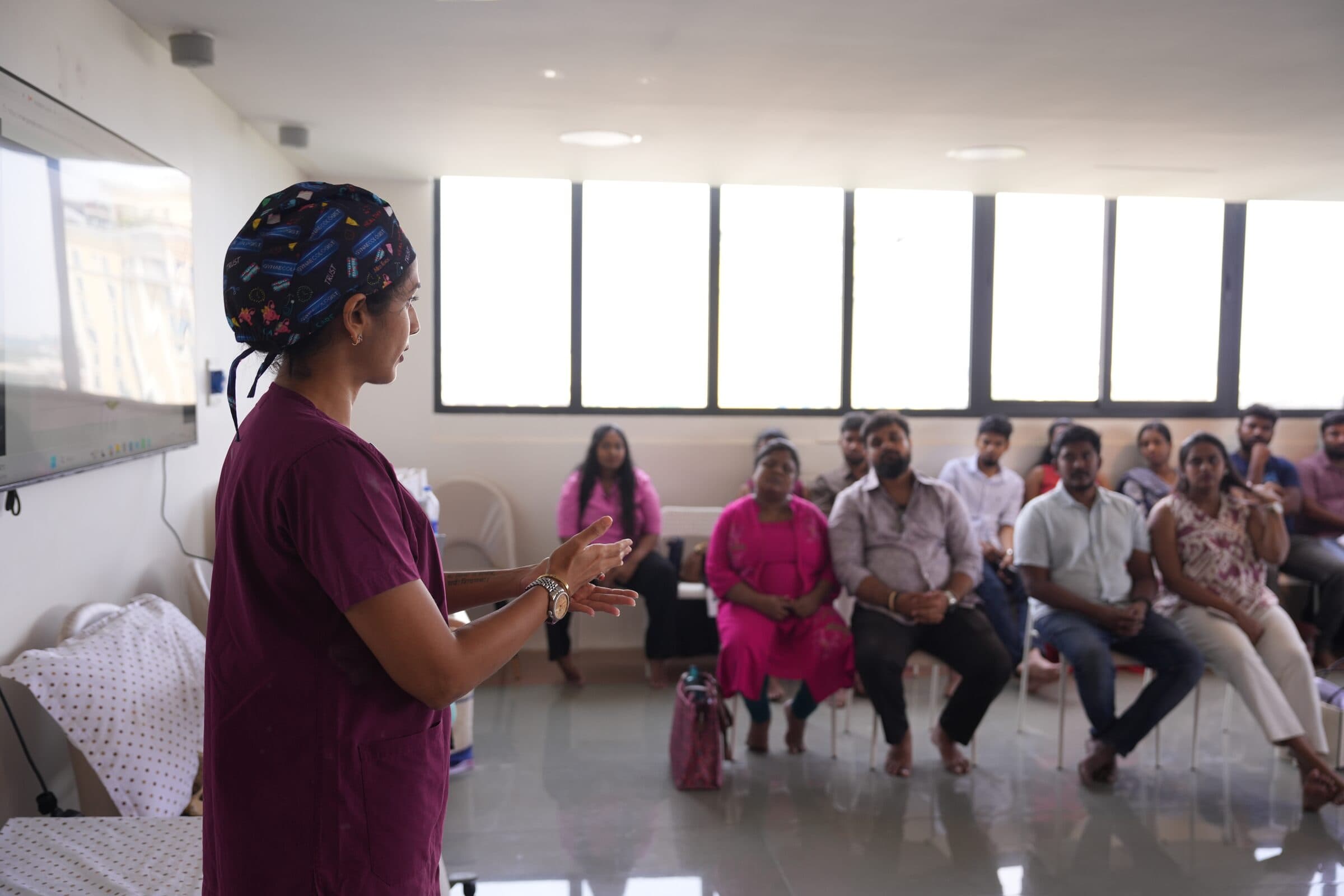 A pregnant woman talks with a clinician during an antenatal consultation.